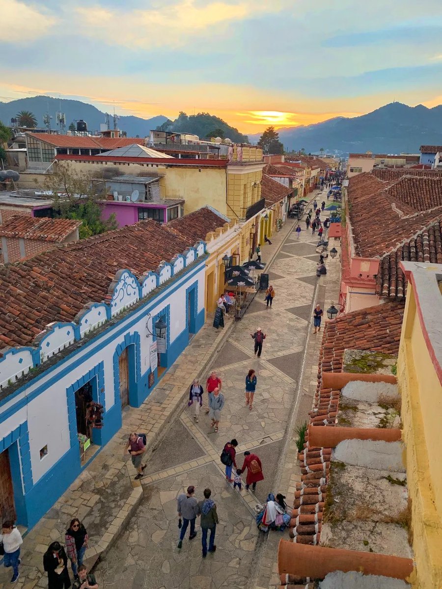 SMB_Attorney's tweet image. If WW3 breaks out, convince me rural Mexico wouldn’t be the ideal place to hide out.
Take San Cristóbal de las Casas, Chiapas:
– Near the Honduran border
– 7,000 ft elevation in the mountains
– Cool temps, no hurricanes
– Dirt cheap land + food
– Not a military target
–…