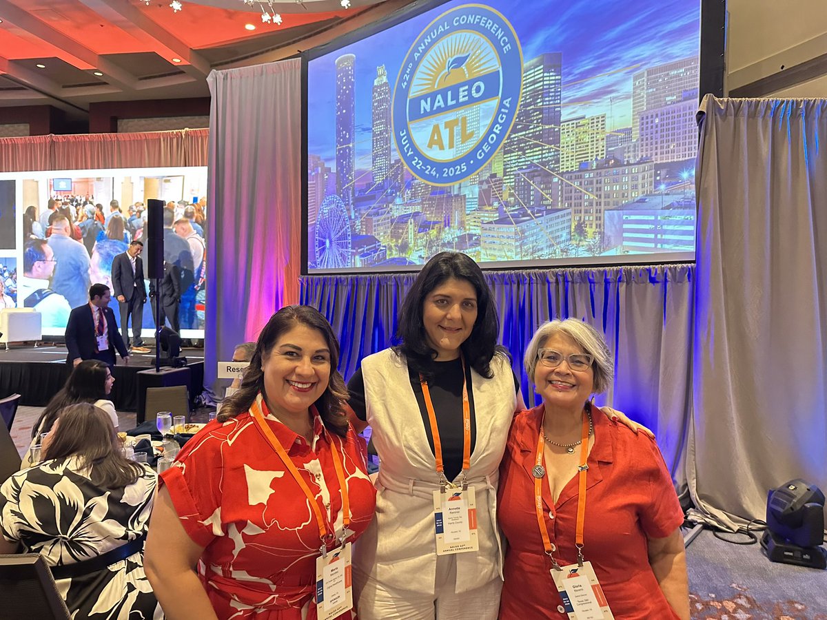 RepSylviaGarcia's tweet image. Team Garcia is proud to honor Arturo Vargas for 30 years of service and leadership at @NALEO. He’s strengthened our democracy, empowered Latino communities, and inspired generations of public servants. ¡Gracias, Arturo!