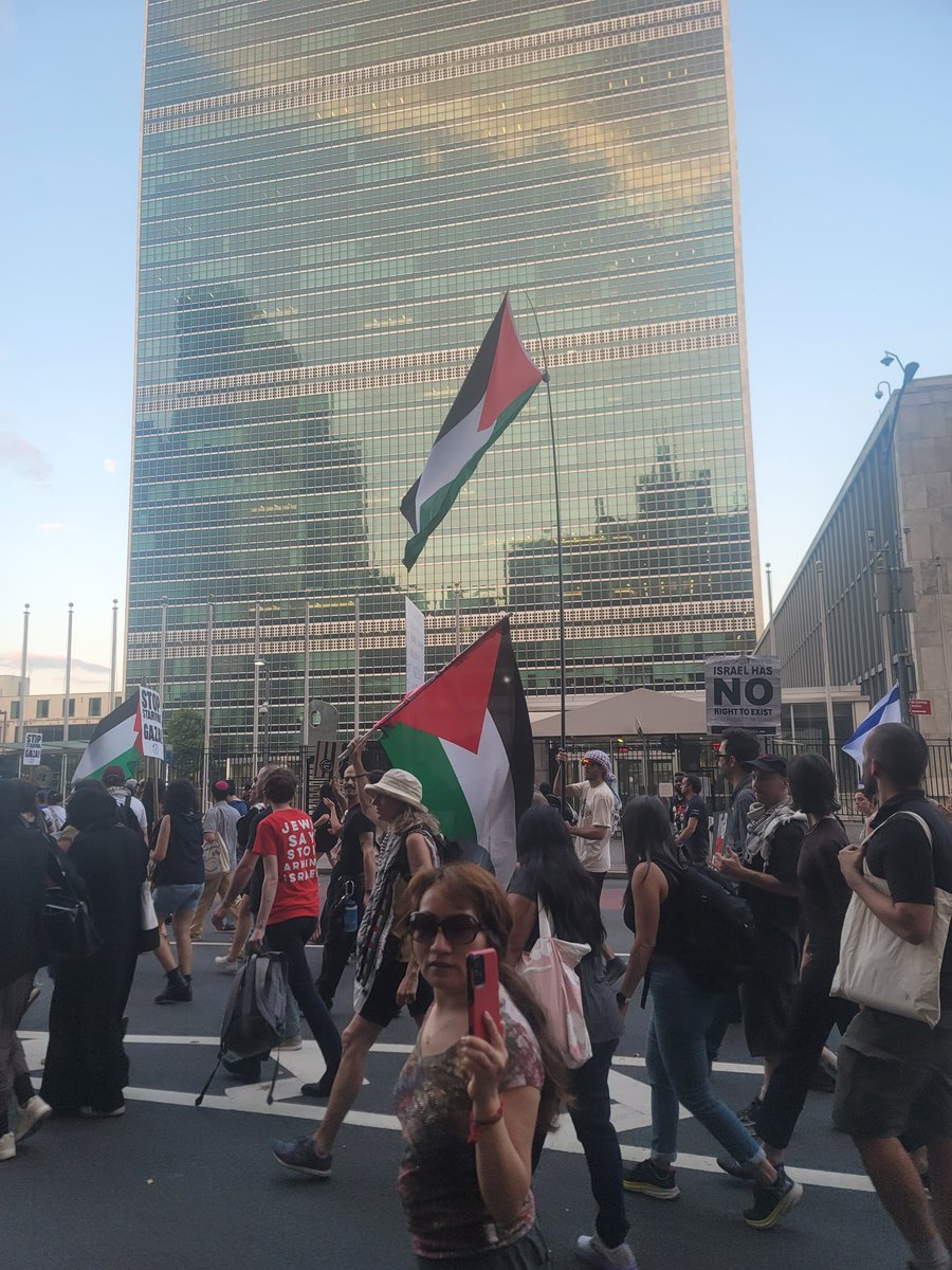 patrickdehahn's tweet image. A protest calling for the end of Israel's siege on Gaza has reached the United Nations headquarters in New York.
The global organization has called for Israel to abide by international humanitarian law and to resume "safe and dignified" aid operations into Gaza.