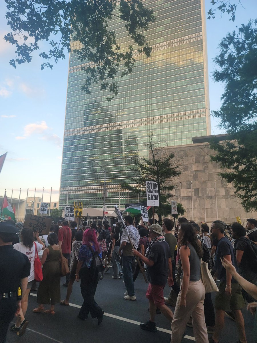 patrickdehahn's tweet image. A protest calling for the end of Israel's siege on Gaza has reached the United Nations headquarters in New York.
The global organization has called for Israel to abide by international humanitarian law and to resume "safe and dignified" aid operations into Gaza.