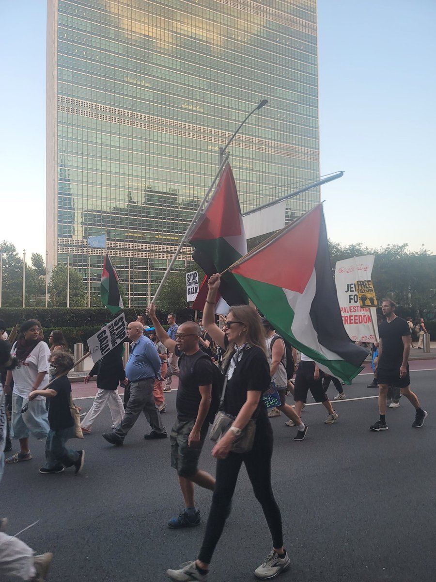 patrickdehahn's tweet image. A protest calling for the end of Israel's siege on Gaza has reached the United Nations headquarters in New York.
The global organization has called for Israel to abide by international humanitarian law and to resume "safe and dignified" aid operations into Gaza.