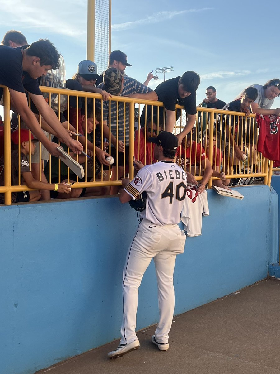 LoganPotosky's tweet image. Guardians RHP Shane Bieber taking time to sign autographs for fans after his rehab start for Lake County tonight.
3.0 IP, 2 H, 1 R, 1 ER, 0 BB, 4 K
43 pitches, 30 strikes