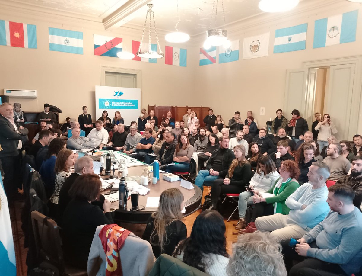 FeMPINRATv's tweet image. #FeMPINRATVOFICIAL Integrantes de la FeMPINRA mantuvieron una reunión con diputados/as nacionales del bloque de UxP para hablar sobre el fallo que dispone la suspensión preventiva de algunos artículos del DNU 340/25 a favor de la Marina Mercante.
facebook.com/photo/?fbid=11…