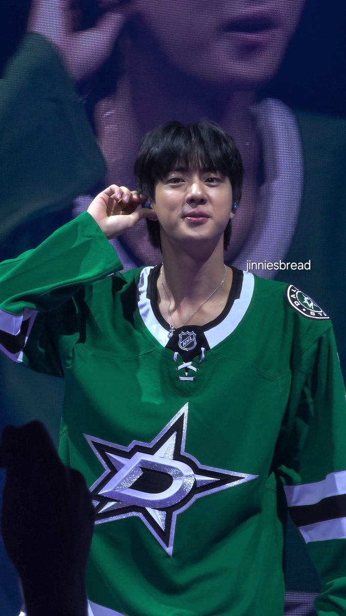 jinniesbread's tweet image. seokjinnie was so round and boba and bread cheeked for today's soundcheck 🥹