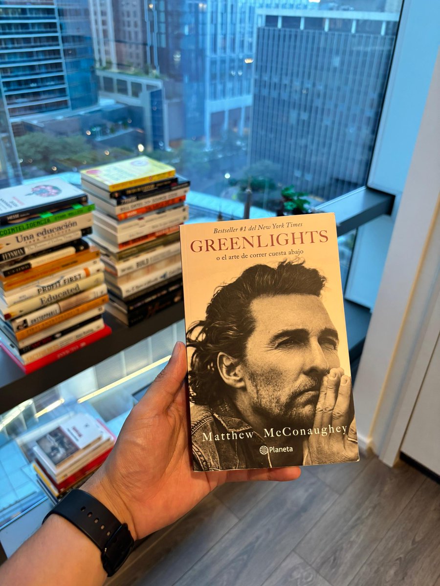 Jmfariasu's tweet image. Este mes volví a leer Greenlights de @McConaughey y me gustó aún más esta segunda vez. Es una lectura distinta, que mezcla biografía con filosofía vivida. Una mirada poco común sobre la vida que, sin querer dar lecciones, deja reflexiones que se quedan contigo. Muy recomendada.