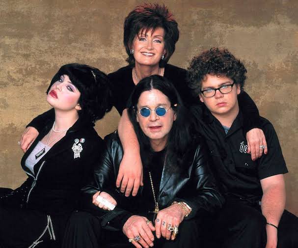 Dudu's tweet image. Ozzy não foi pioneiro só no Heavy Metal. Ele também em 2002 foi pioneiro nos realities com famílias e famosos. Depois vieram outros como Simple Life, Real Housewives e até as Kardashians. Os episódios batiam até 6 milhões de espectadores na MTV. Ganhou Emmy e tudo.