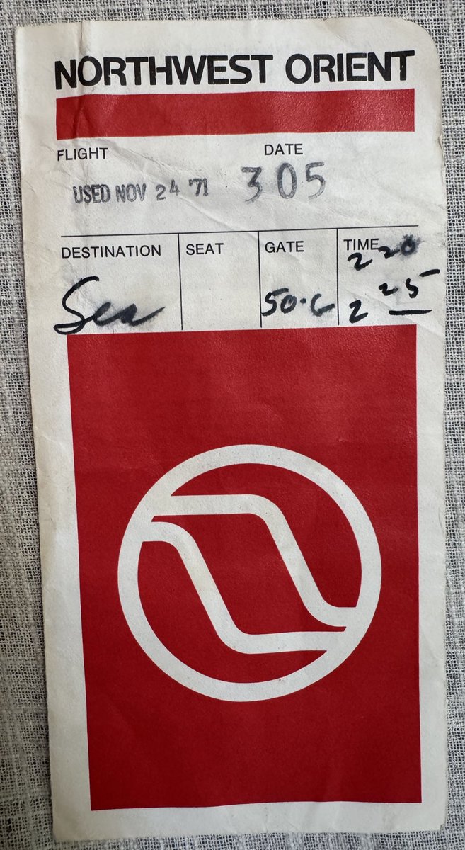 darrenrovell's tweet image. I fell in love with journalism because I loved the idea of meeting the people behind the greatest stories.
Today delivered.
A meeting three years in the making.
Bill Mitchell, who sat across from DB Cooper on Northwest Flight 305 on 11/24/71!