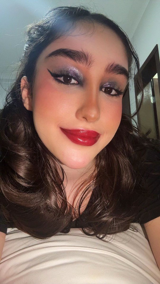 C4ccau's tweet image. Minha mãe acabou de dizer que eu to parecendo o diabo de tão feia 💔