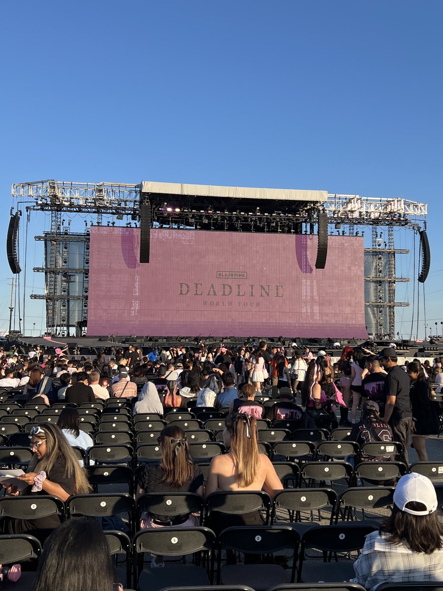 Genius_kor's tweet image. ready to be hit with an earthquake, fxxk up the world, rock with jennie, meet me at the apt and most importantly JUMP!!
#BLACKPINK_WORLDTOUR #DEADLINE_IN_TORONTO @BLACKPINK 🖤 💖 🖤 💖