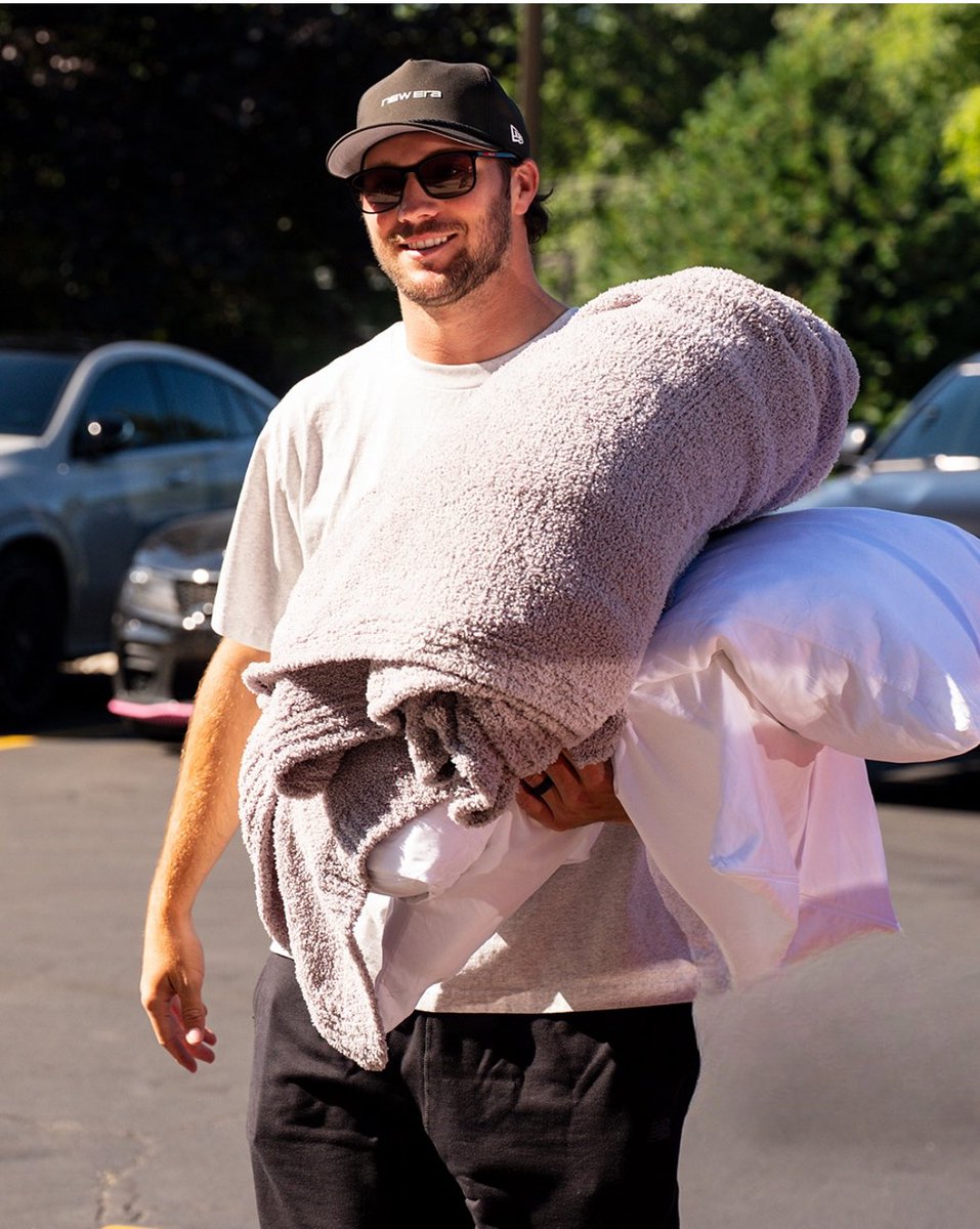 BuffOriginStory's tweet image. Get some sleep because our Super Bowl run starts tomorrow 
#BillsMafia