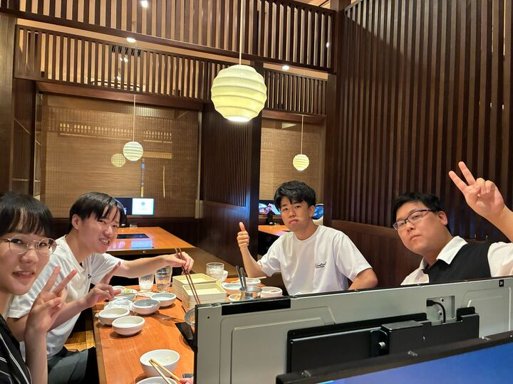 有機エレクトロニクス研究室の学生で懇親会を行いました。 当研究室では、メンバー同士で要素技術の知見やノウハウを共有しあうことも多いので、メンバー間の親睦はとても重要となります。研究と遊びのメリハリを大切にし、今年の猛暑も乗り切りましょう！
#NAIST #大学院