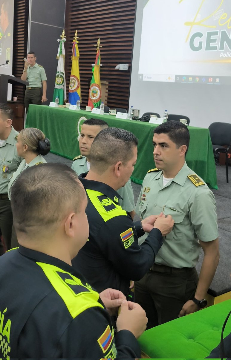 giotoro23's tweet photo. Un funcionario de la Policía Nacional de Colombia que escucha atentamente, saluda con respeto y es capaz de comprender, construye puentes de confianza con la comunidad. https://t.co/42zGg1fg5U