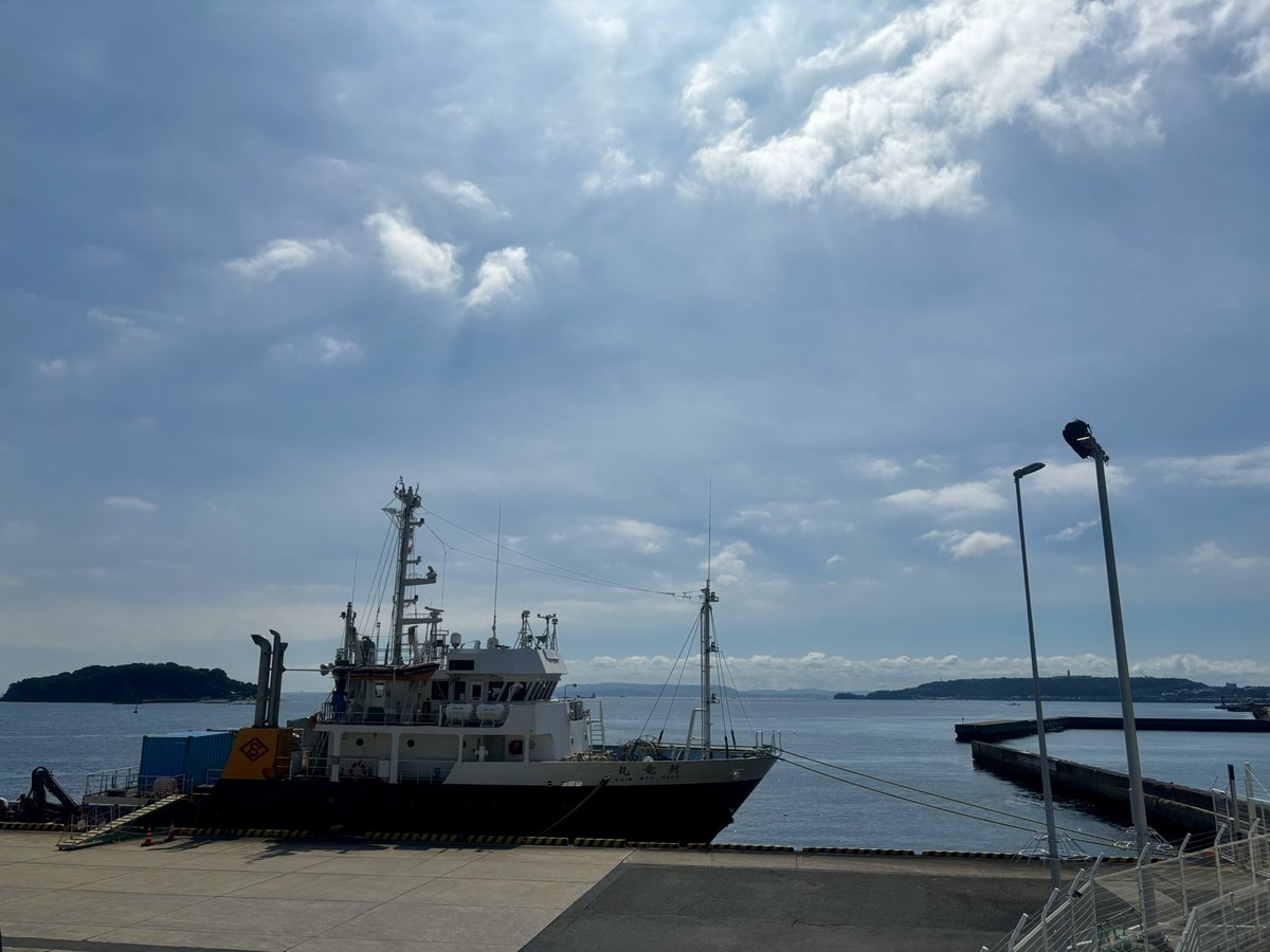 令和7年7月23日、今日の横須賀新港ふ頭のようすです。
朝からとんでもない暑さで、1枚写真を撮るだけでも日差しにあたるのが痛いと感じます。