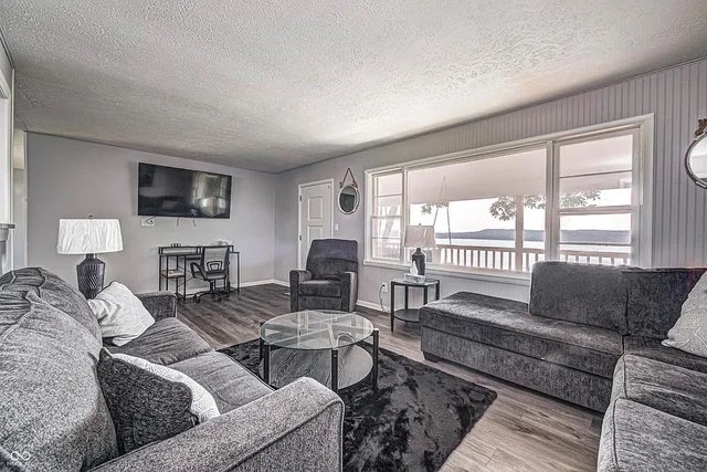 MomAngtrades's tweet image. In search for a second home in Florida, I noticed y鈥檃ll like to decorate a lot with millennial gray and black.Are wood tones illegal there?