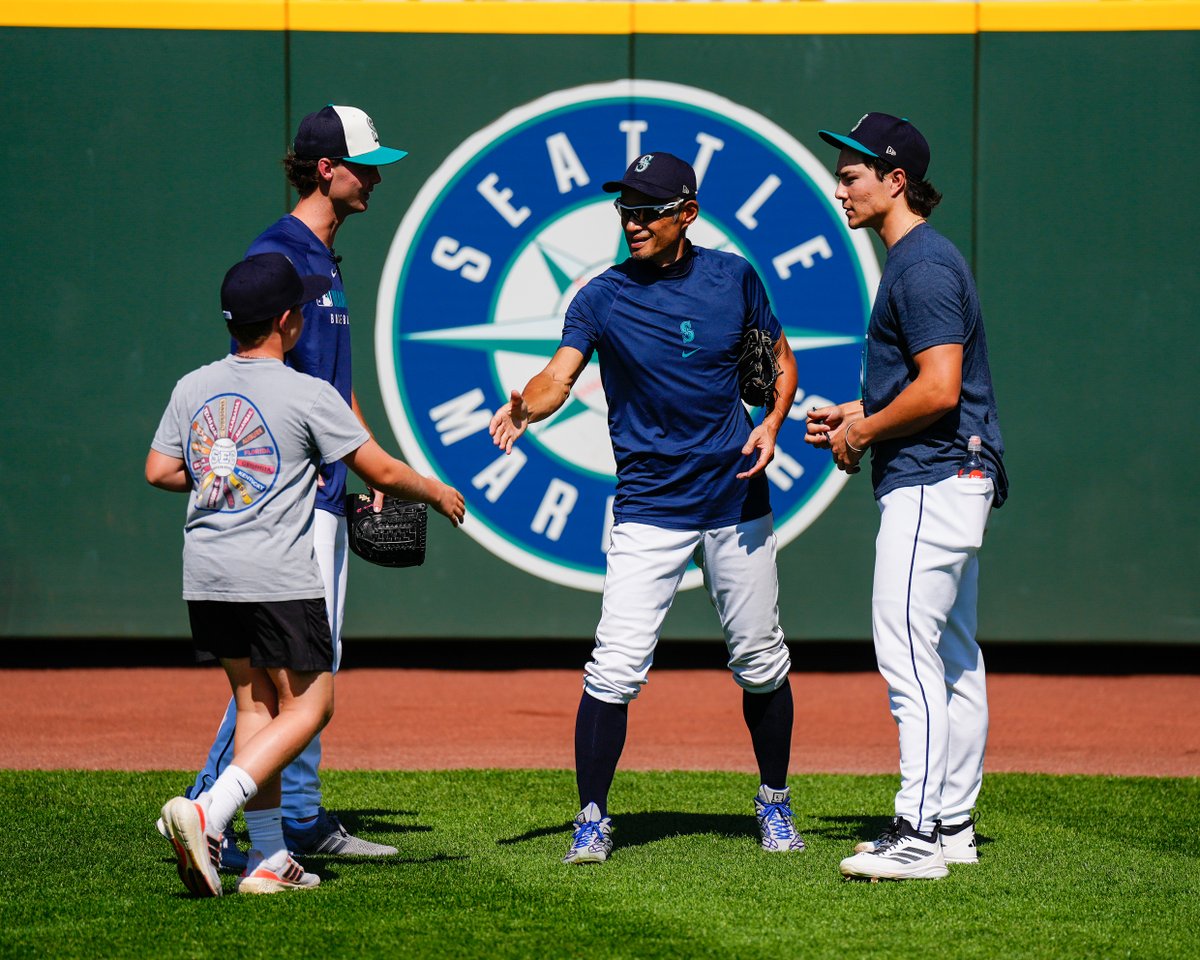 Mariners's tweet image. Not a bad first day when you run into a literal Hall of Famer 🐐
@KadeAnderson32 | #TridentsUp
