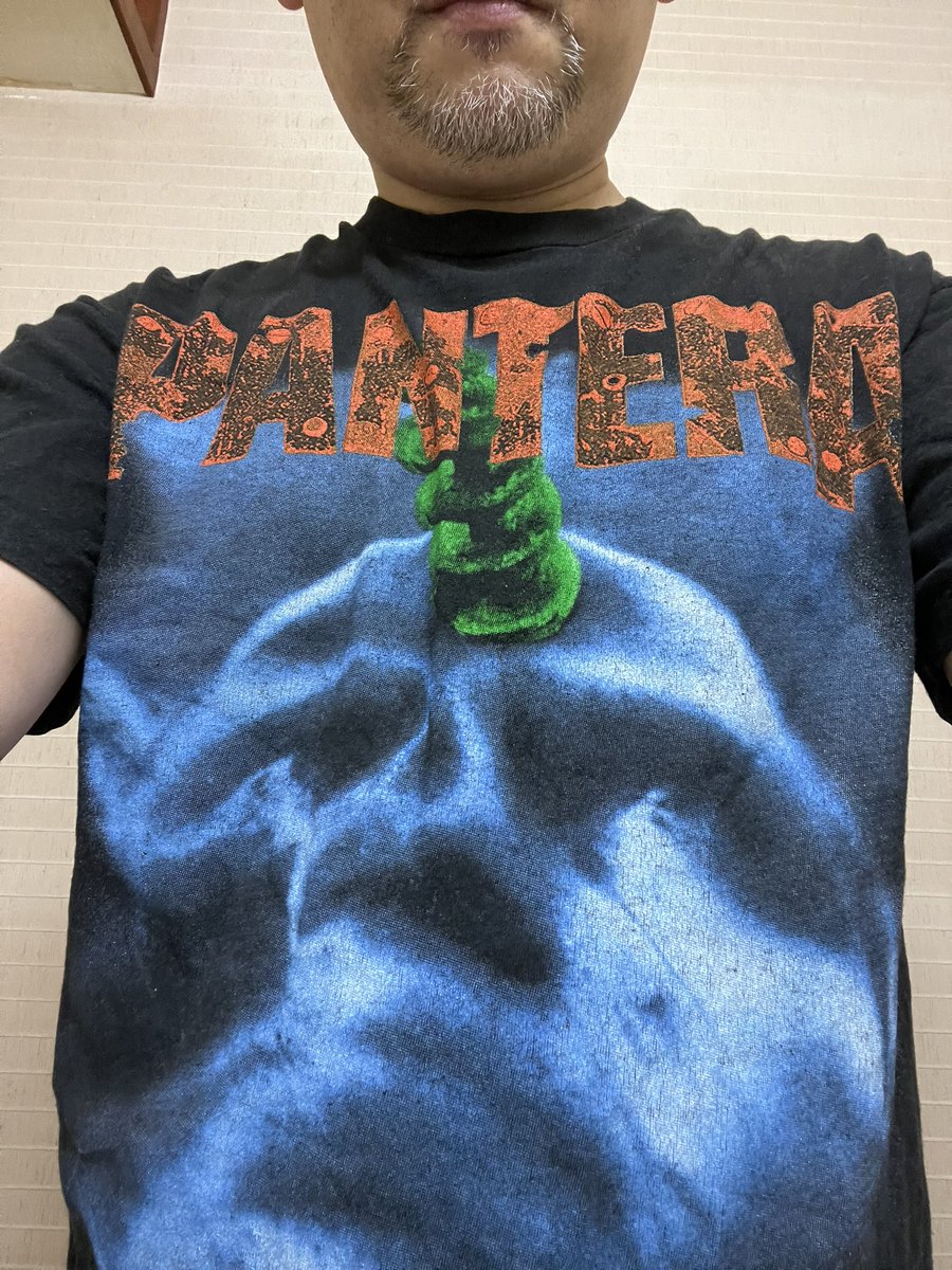 OUTRAGE_unajyuu's tweet image. #今日の出勤時のバンドTシャツ
今日のバンドTシャツは、PANTERAの『FAR BEYOND DRIVEN WORLD TOUR 1994』のTシャツ🤘
初来日公演も行ったけど、二度目のPANTERAの来日公演を観たのは、もう30年以上前なのか😳⁉️
ダイムバッグ・ダレルとヴィニー・ポールの兄弟はもうこの世にいないんだよなぁ...…
