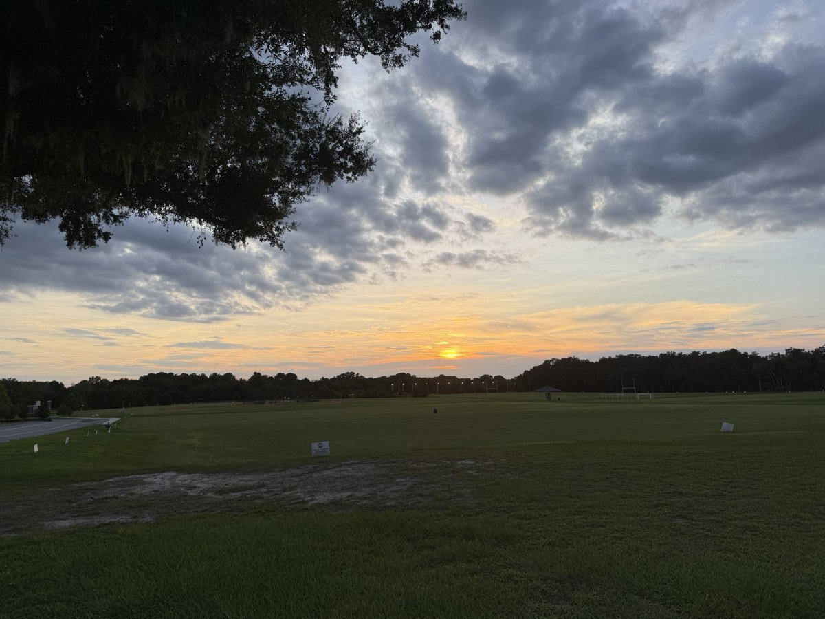 MeredithPaigeH's tweet photo. I never met a sunset 🌅 I didn’t like. #FL #CentralFlorida #GodsCountry #FLlife #Hoofie #HoofieLife #FLORIDA #FloridaWoman #BornAndRaised #LakeJesup #CentralWindsPark #sunset #sunsetlover #aquarius #pisces #Tobey #golden #photooftheday #photograghy 🔥😍 https://t.co/pvDi5PDni0