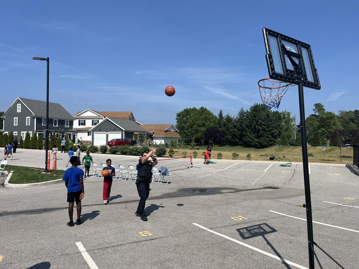 Today the South Bend community came together at the Robinson Community Learning Center for an evening of tacos, games, and conversation with the South Bend Police Department! Thank you to all who helped make this happen – and thank you, Franky’s Tacos, for catering!