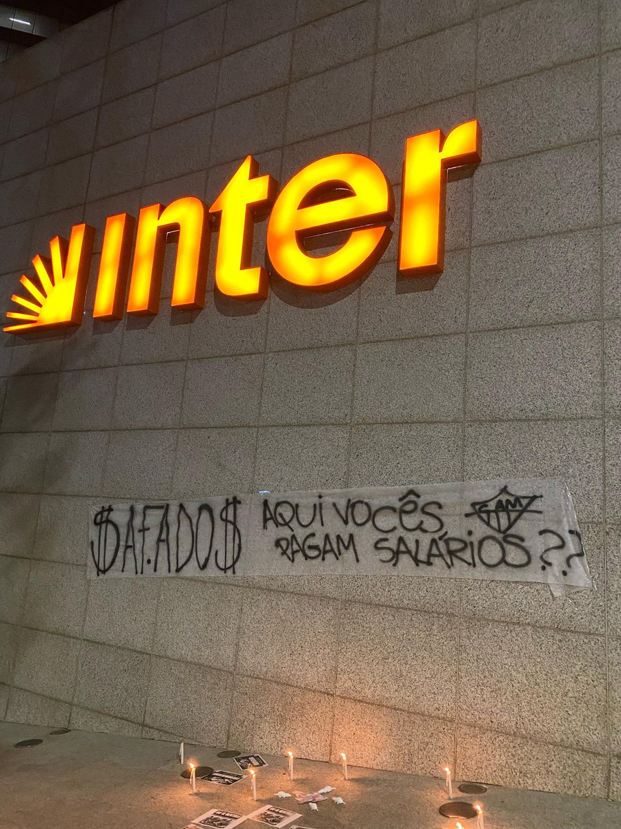futebol_info's tweet image. Torcedores do Atlético-MG fazem protestos na sede de Lourdes e na sede do Banco Inter:
“Exigimos respeito! Fora, 4 Ratos!”
“Nós somos o CAM!”
“A pior SAF do planeta!”
“$AFADO$!”
“Aqui vocês pagam salários?”
🗞 @Falagalo13
📸 Reprodução
