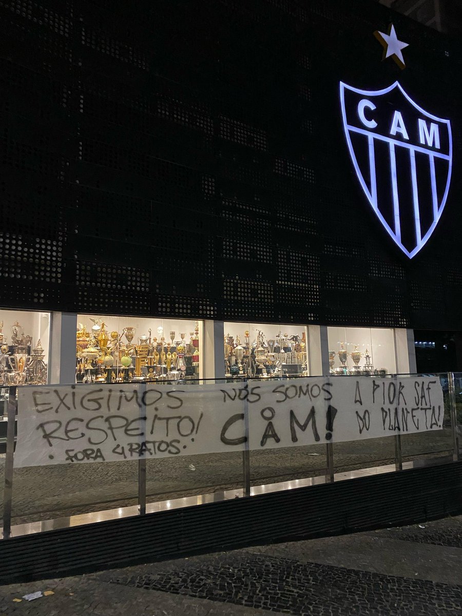 futebol_info's tweet image. Torcedores do Atlético-MG fazem protestos na sede de Lourdes e na sede do Banco Inter:
“Exigimos respeito! Fora, 4 Ratos!”
“Nós somos o CAM!”
“A pior SAF do planeta!”
“$AFADO$!”
“Aqui vocês pagam salários?”
🗞 @Falagalo13
📸 Reprodução