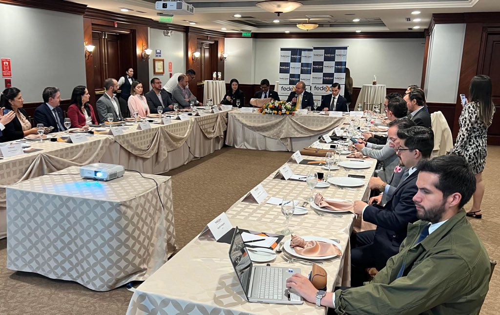 El directorio de <a href="/Fedexpor/">FEDEXPOR</a> recibió al ministro <a href="/LuisJaramilloOK/">Luis Alberto Jaramillo</a>, para dialogar sobre los avances de la agenda de apertura comercial y las acciones que impulsan al sector exportador🇪🇨✈️🌎, que de enero a mayo de 2025 alcanzó cifras récord en exportaciones no petroleras.