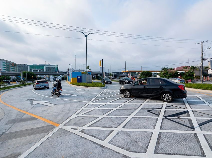 GUAYAQUIL CAMBIA EL RUMBO DE SU MOVILIDAD

La nueva solución vial en la intersección de Las Américas e Isidro Ayora marca un giro en cómo nos movemos por la ciudad. Ya no se prioriza únicamente a los vehículos: esta obra incorpora pasos elevados, cruces peatonales seguros,