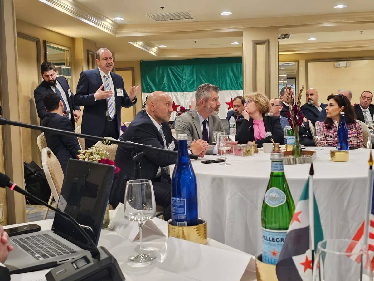 SadeeSy's tweet image. أمر إيجابي بعد الأمر السلبي الذي حصل بالكونغرس اليوم
نصف يوم عمل
هذا ليس عنوان خاطئ أو نكتة , فعادة يتم استخدام تعبير غذاء عمل أو عشاء عمل لكن حقيقة ما جرى هو نصف يوم عمل كامل (5 ساعات ) نظمه مجلس الأعمال السوري الأمريكي وعقد في المطعم الدمشقي الشهير (أموره) الذي يملكه الأستاذ…