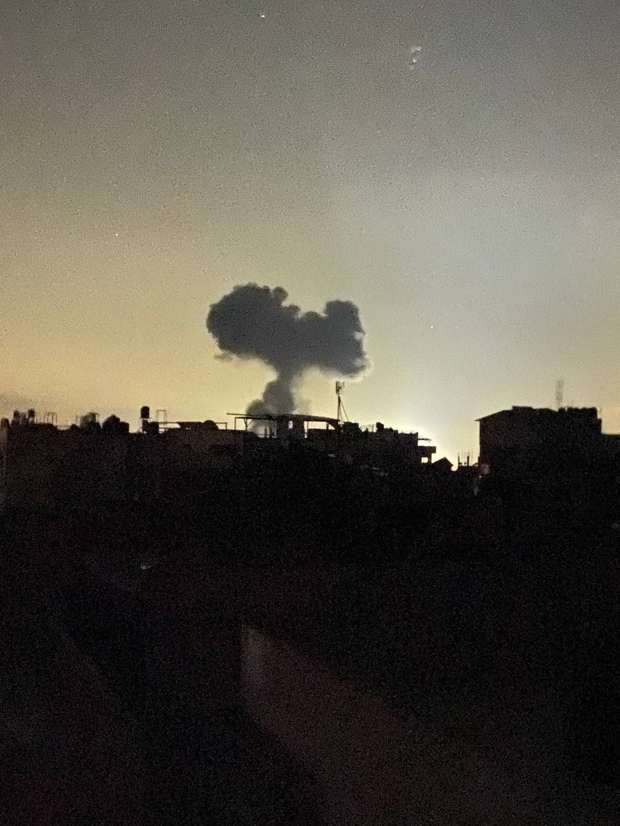 Sa7atPlBreaking's tweet image. 📷 غارات جوية من طائرات الاحتلال تستهدف شمال مخيم النصيرات وسط قطاع غزة