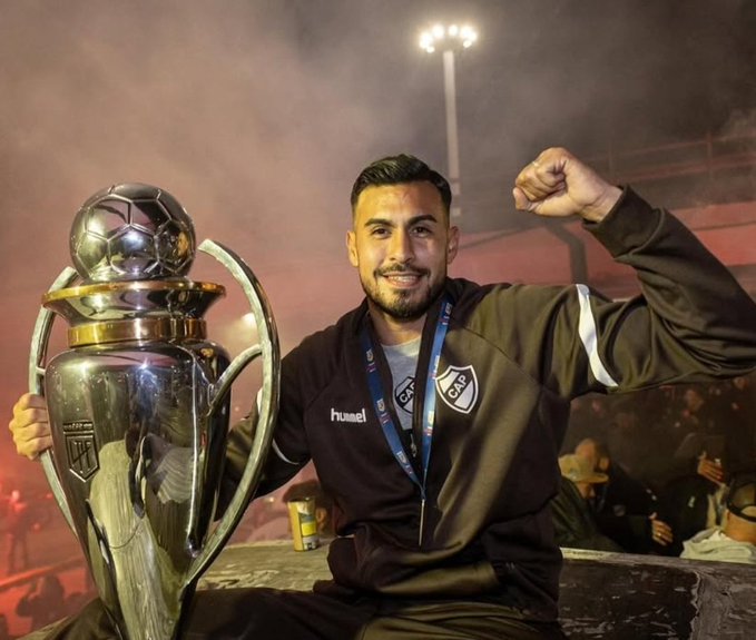 A LAS 12 DEL MEDIODIA #RACING SE CONTACTÓ CON #PLATENSE PARA ENVIAR LO ACORDADO POR VÁZQUEZ.

DESDE EL CALAMAR CONTESTARON QUE DADA LA CERCANÍA CON EL CIERRE DEL MERCADO, LA ACADEMIA DEBÍA PAGAR 400.000 DÓLARES EXTRA.

SE CAYÓ EL PASE Y EN MENOS DE CINCO HORAS CERRARON A PARDO.