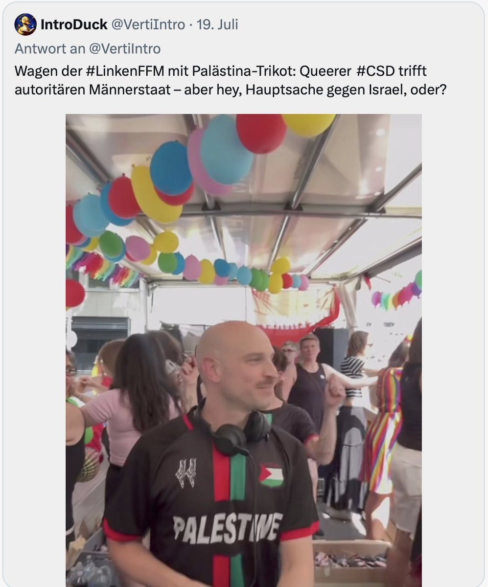 OekoLinX_ARL's tweet image. Wagen der #Linkspartei #Frankfurt beim #CSD mit antisemitischer Besetzung (DJ, TShirt auf dem Israel von der Landkarte gestrichen ist) Hinten im Wagen die Stadtverordnete Daniela Mehler-Würzbach. Vorgezogener Kommunalwahlkampf, Instrumentalisierung des #CSD und #Antisemitismus