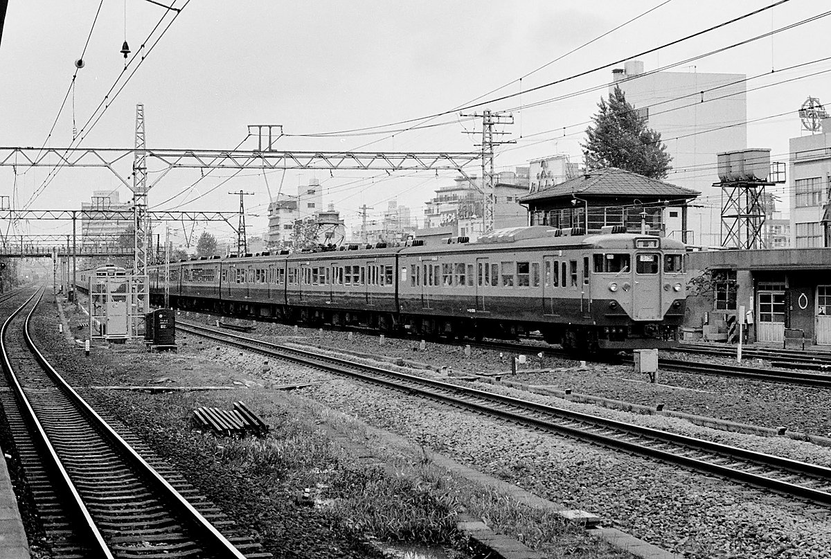 SL664126155's tweet image. 今月のピクは冷房車特集。通勤車にクーラーが付き始めた頃は、先頭車を見て「冷房車だ!」と喜んだら使用不可の冷やす詐欺がよくありました。この列車も先頭のクハだけ新車で後はグリーン車すら非冷房。#113系 #東海道線