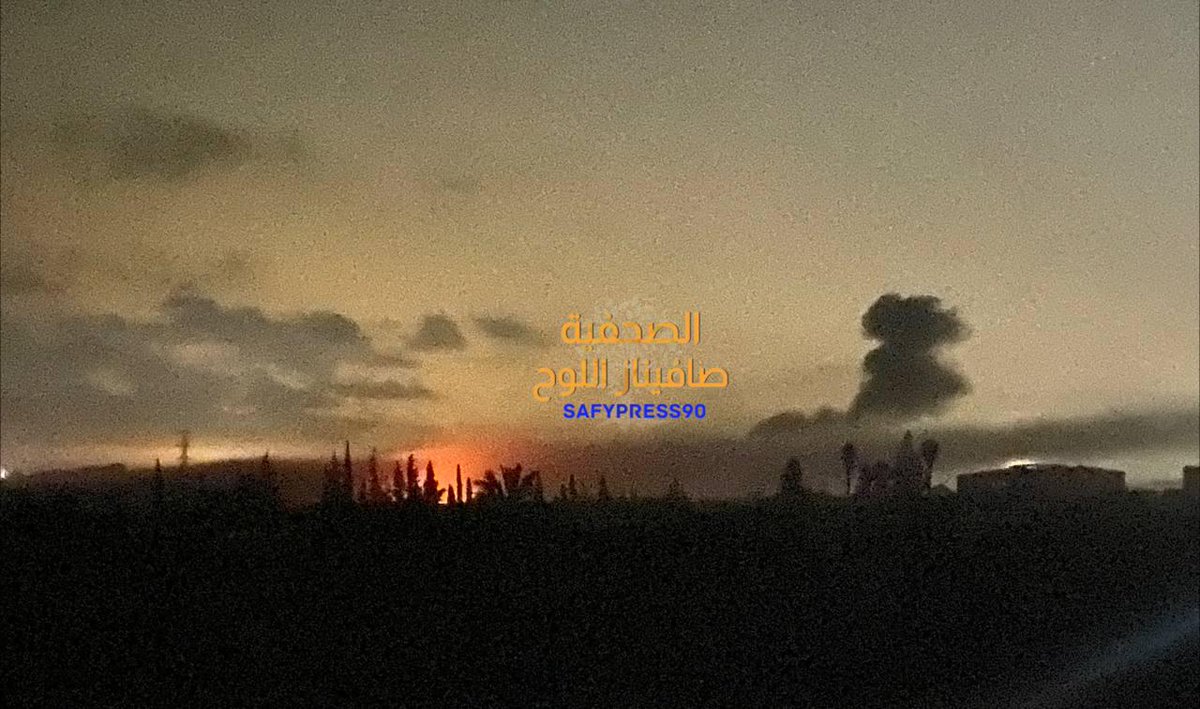 Sa7atPlBreaking's tweet image. 📷 اشتعال النيران بعد قصف طائرات الاحتلال بركسات في شارع شركة الكهرباء شمال مخيم النصيرات وسط قطاع غزة