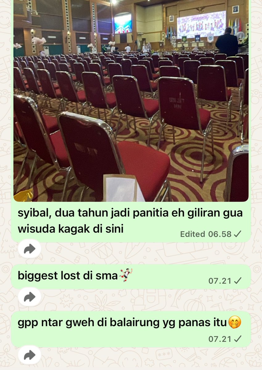 plukcemplukpluk's tweet image. fun fact: aku wisuda sma di blok m🤭