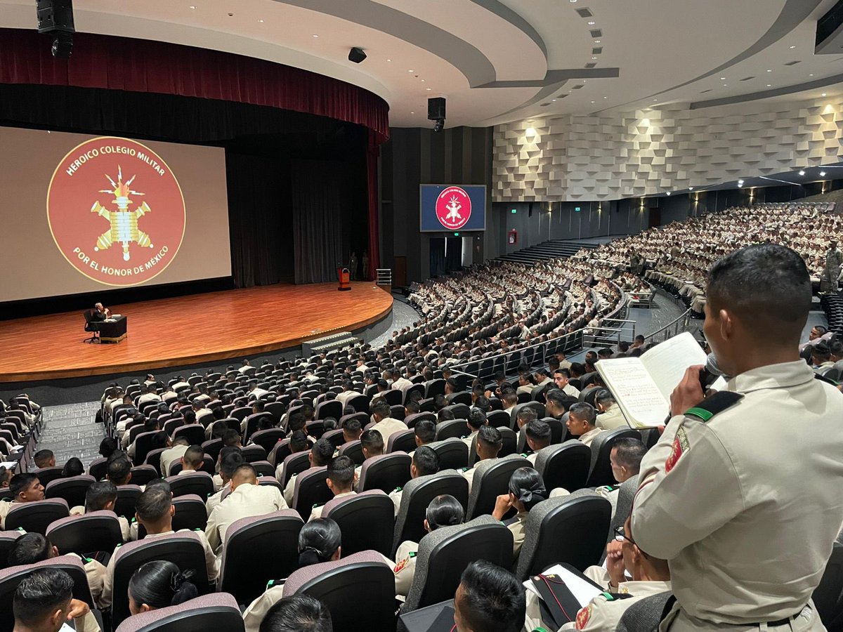 imatiasromero's tweet image. Un honor para el Director General del IMR, Emb. @JuanJoseBremer, dialogar con 989 cadetes del tercer año de las licenciaturas en Administración Militar y Seguridad Pública del Heroico Colegio Militar.
