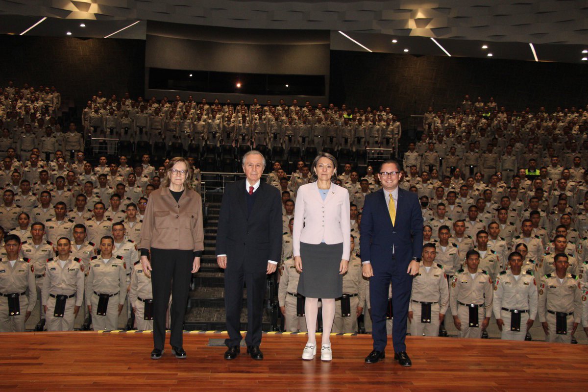 imatiasromero's tweet image. Un honor para el Director General del IMR, Emb. @JuanJoseBremer, dialogar con 989 cadetes del tercer año de las licenciaturas en Administración Militar y Seguridad Pública del Heroico Colegio Militar.