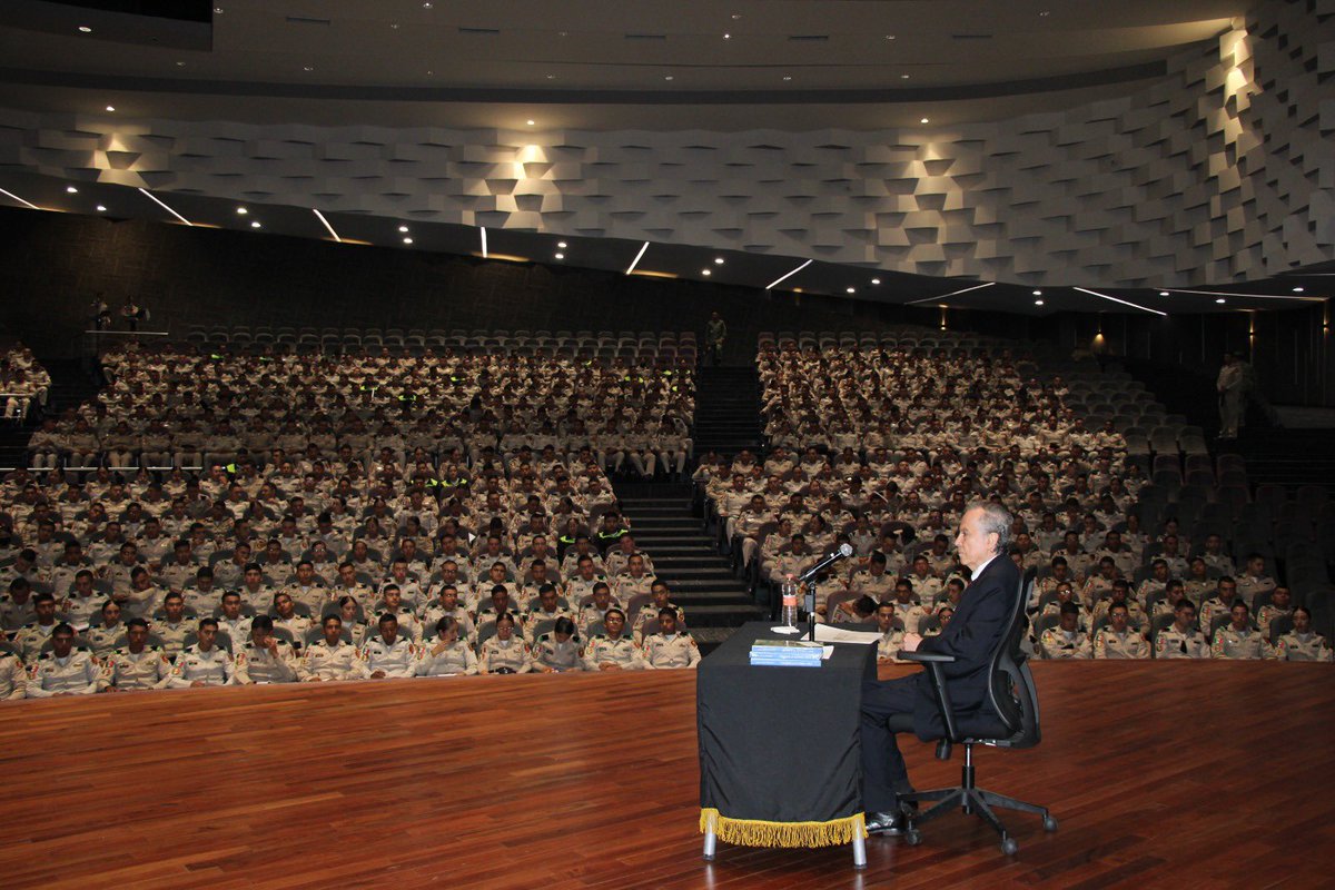 imatiasromero's tweet image. Un honor para el Director General del IMR, Emb. @JuanJoseBremer, dialogar con 989 cadetes del tercer año de las licenciaturas en Administración Militar y Seguridad Pública del Heroico Colegio Militar.