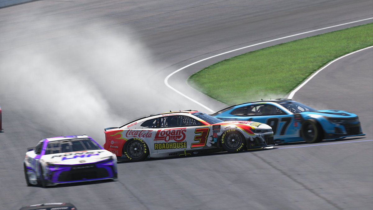 ENASCARGG's tweet image. The summer of sorrow continues for @TuckerMinter
@BlazeXCrawford collects him on lap 8