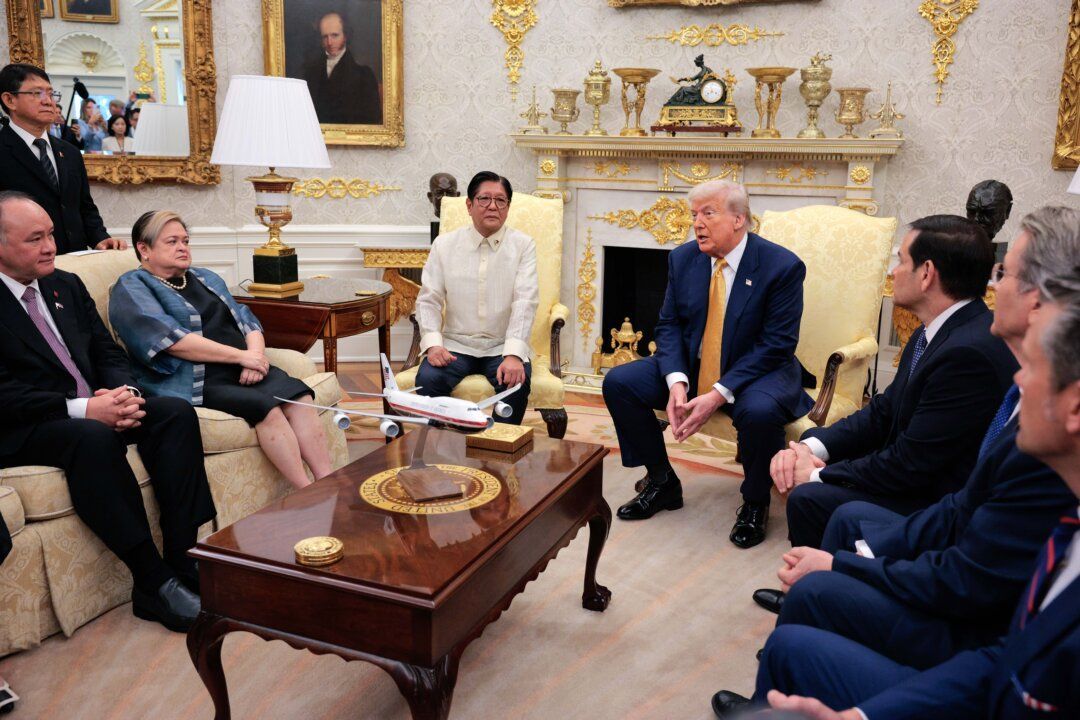 EpochTimes's tweet image. 🚨 𝗕𝗥𝗘𝗔𝗞𝗜𝗡𝗚: 𝗨𝗦 𝗥𝗲𝗮𝗰𝗵𝗲𝘀 𝗧𝗿𝗮𝗱𝗲 𝗗𝗲𝗮𝗹𝘀 𝗪𝗶𝘁𝗵 𝗝𝗮𝗽𝗮𝗻, 𝗜𝗻𝗱𝗼𝗻𝗲𝘀𝗶𝗮, 𝗮𝗻𝗱 𝘁𝗵𝗲 𝗣𝗵𝗶𝗹𝗶𝗽𝗽𝗶𝗻𝗲𝘀
‘We just completed a massive Deal with Japan, perhaps the largest Deal ever made,’ President Trump said.
Read more 👇…
