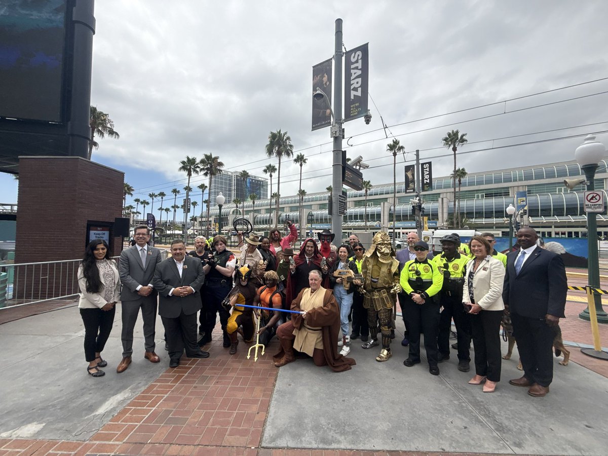 CMWhitburnD3's tweet image. Comic-Con is here! As MTS Chair, I’m proud the Trolley gets you there—no traffic, no parking stress, just hop on and go.
Whether you’re heading to the Convention Center or just checking out all of the action downtown, transit will save the day! 🦸♀️🦸