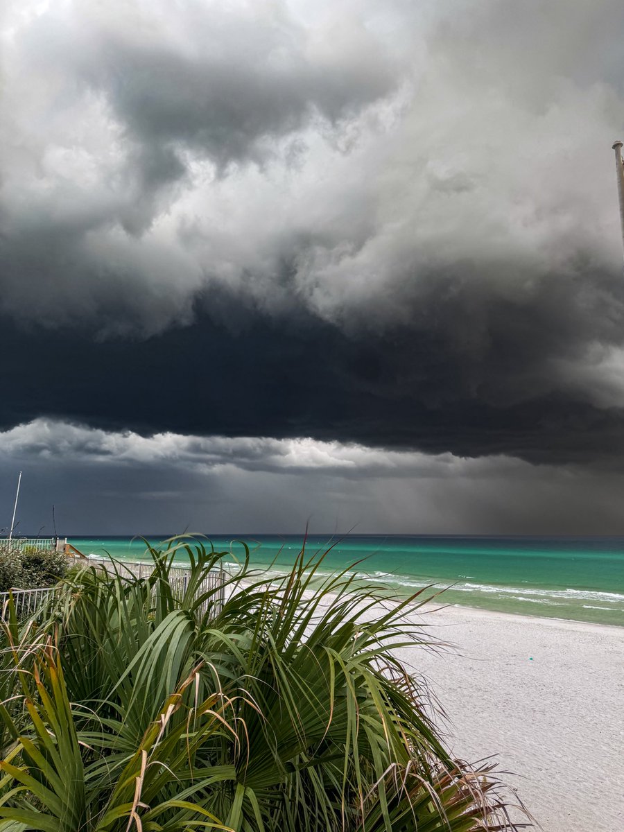 digijordan's tweet image. Storm rolled through unexpectedly tonight…violent and beautiful 🤙