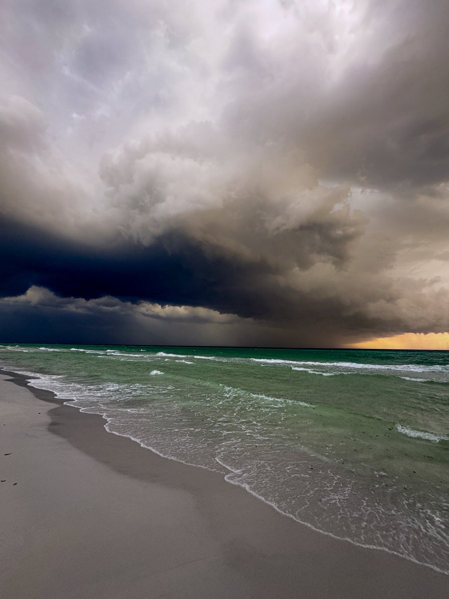 digijordan's tweet image. Storm rolled through unexpectedly tonight…violent and beautiful 🤙
