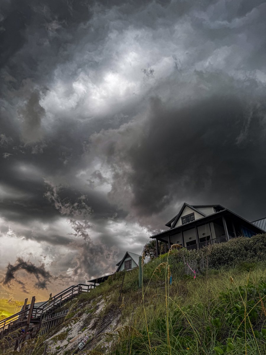 digijordan's tweet image. Storm rolled through unexpectedly tonight…violent and beautiful 🤙