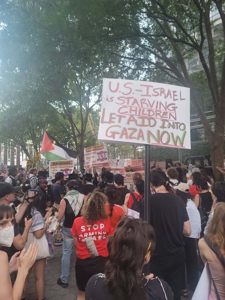patrickdehahn's tweet image. Final chants of the pro-Palestine protest march in New York's Manhattan tonight: "Stop starving Gaza! ... Lift the siege on Gaza now! .. Free, free Palestine!"