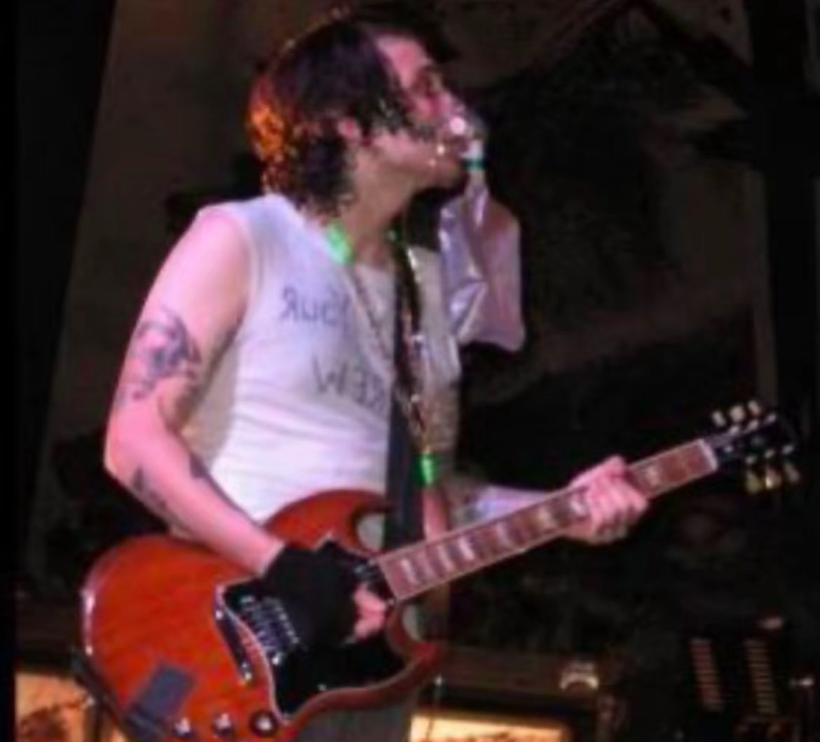 frerardsarchive's tweet image. Frank during a gig with an oxygen tank because his immune system is shit or something