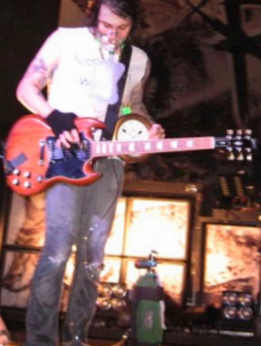 frerardsarchive's tweet image. Frank during a gig with an oxygen tank because his immune system is shit or something