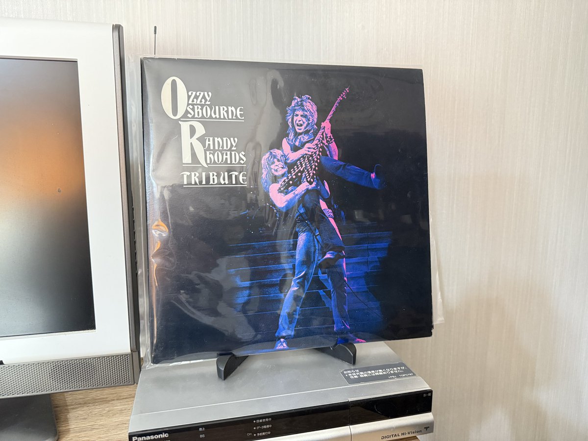 takepon407's tweet image. ショックでも仕事はしなきゃならんのでOzzyのアルバムの中でも最高なレコードかけながら仕事します。あとこの前買ったブートレグぽい国内版ベストアルバムも。