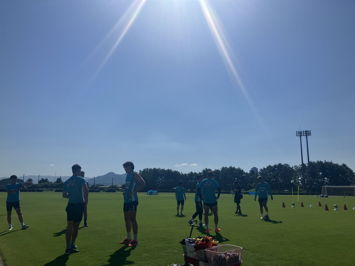 AvispaF's tweet image. 公開練習日の今日は
Bコートにて
トレーニングスタートです💨
かなり気温、日差しが強くなっています☀️
ご来場の皆様
水分補給をしっかりお願いします!
今週末はアウェイ浦和戦🔥
🆚#浦和レッズ
🗓7/27 19:00
🏟#埼スタ
#マリンメッセ福岡 で無料の
パブリックビューイング開催🙌
#アビスパ福岡