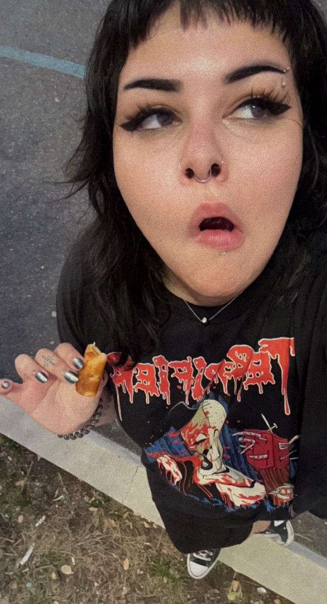 dudethatssick's tweet image. sup horror freaks🕸️