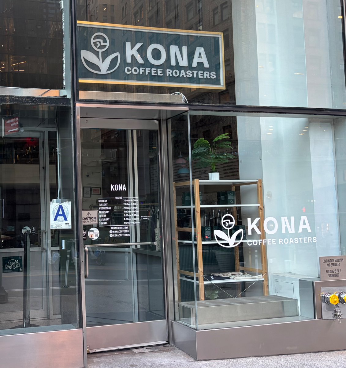 AbuKhamr's tweet image. My first thought: “coffee roasters is plural, so surely it should be konu (ኮኑ) and not kona (ኮነ), which is singular.”

*adjusts monocle*

[Warning: first person to object “iT’s A pLaCe In HaWaI’i” will be called bad names in the recesses of my mind.]