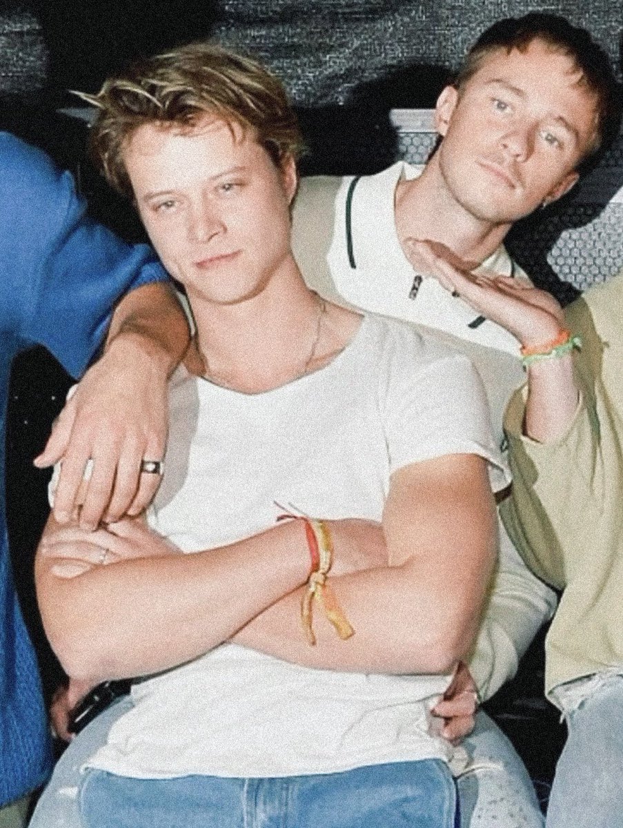 drcvms's tweet image. #jafe when they go out with friends (they act like they hate each other but you actually can’t separate them)